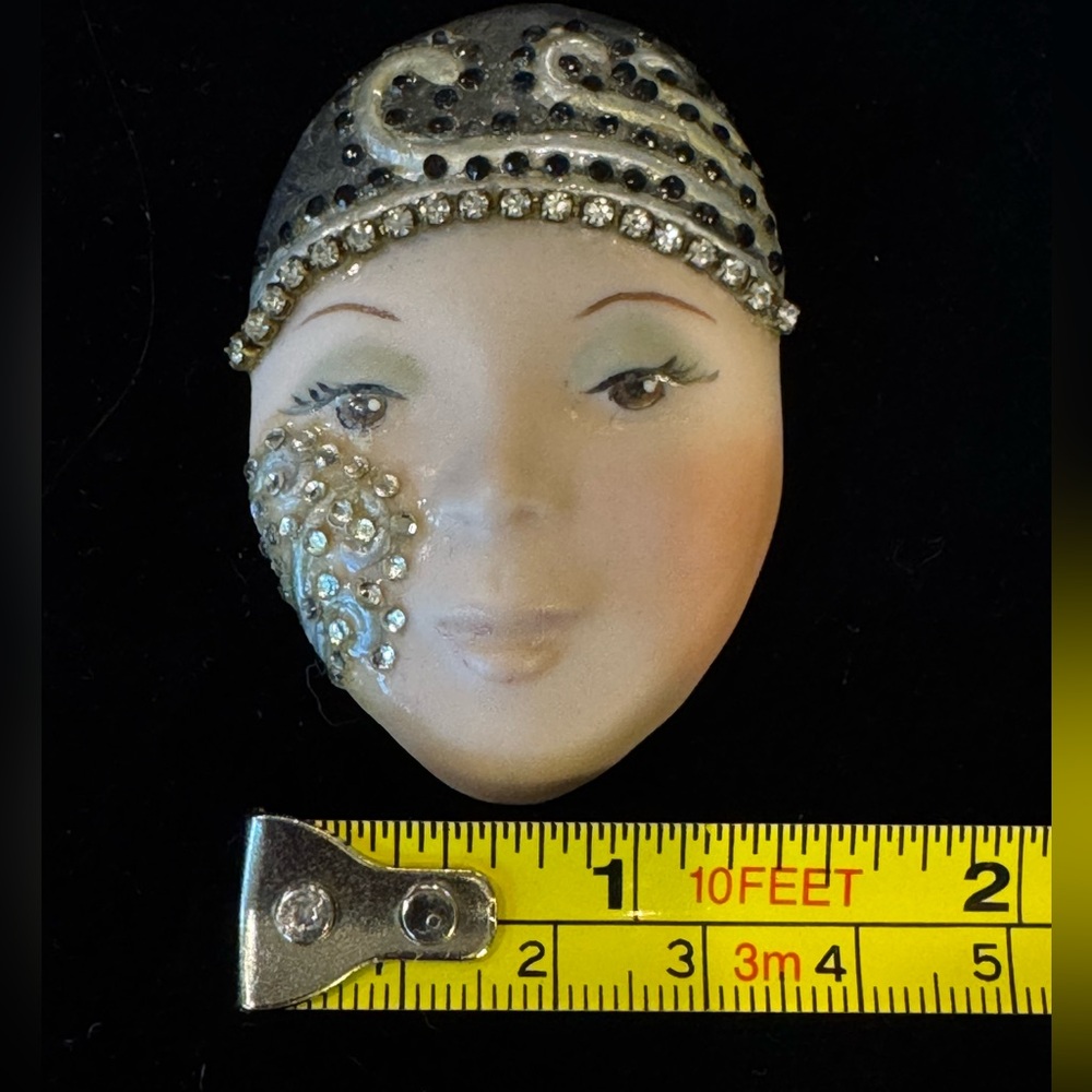 Vintage Hand Painted and Signed Porcelain Flapper‎ Girl Face Brooch - Picture 4 of 5